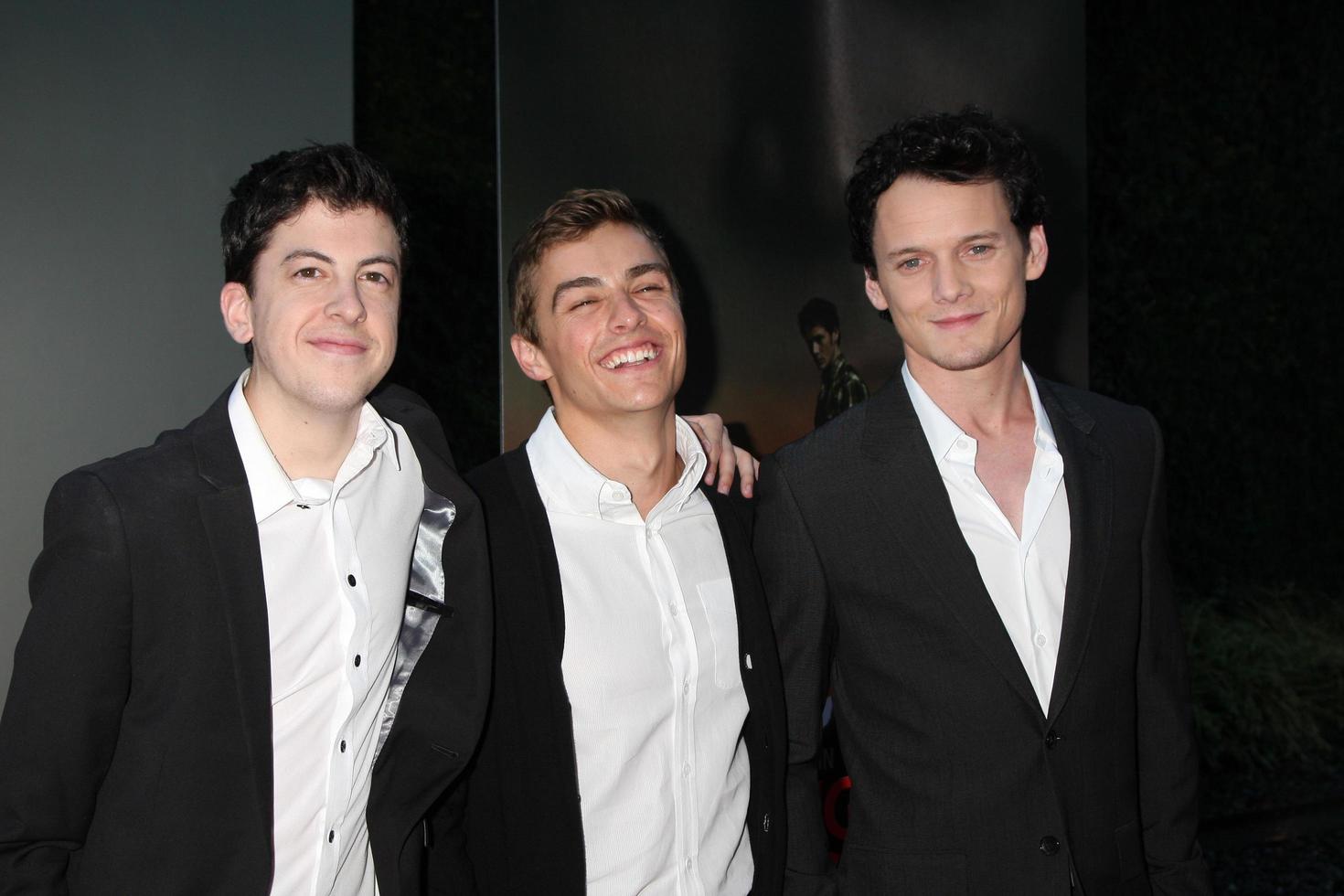 los angeles, 17 aug - christopher mintz-plasse, dave franco en anton yelchin arriveren op de schriknacht-vertoning in arclight-theaters op 17 augustus 2011 in los angeles, ca foto