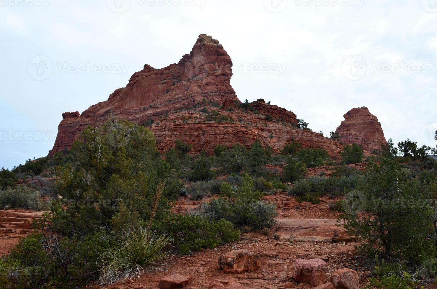 wandelen op een rode zandstenen rots in sedona foto