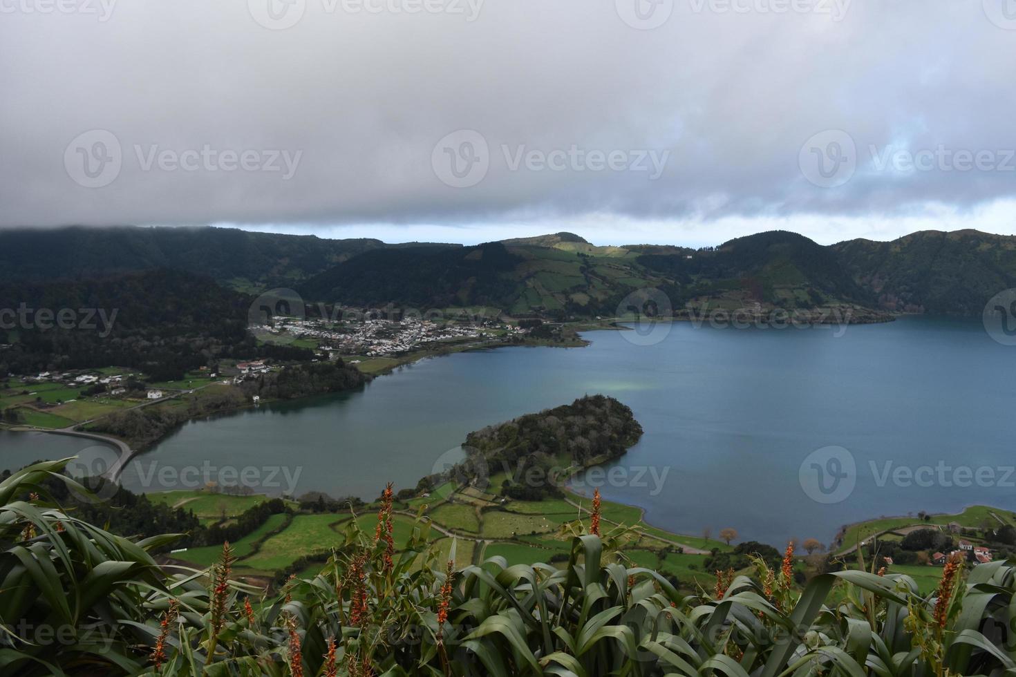 neerkijkend op de meren van sete cidades op sao miguel foto