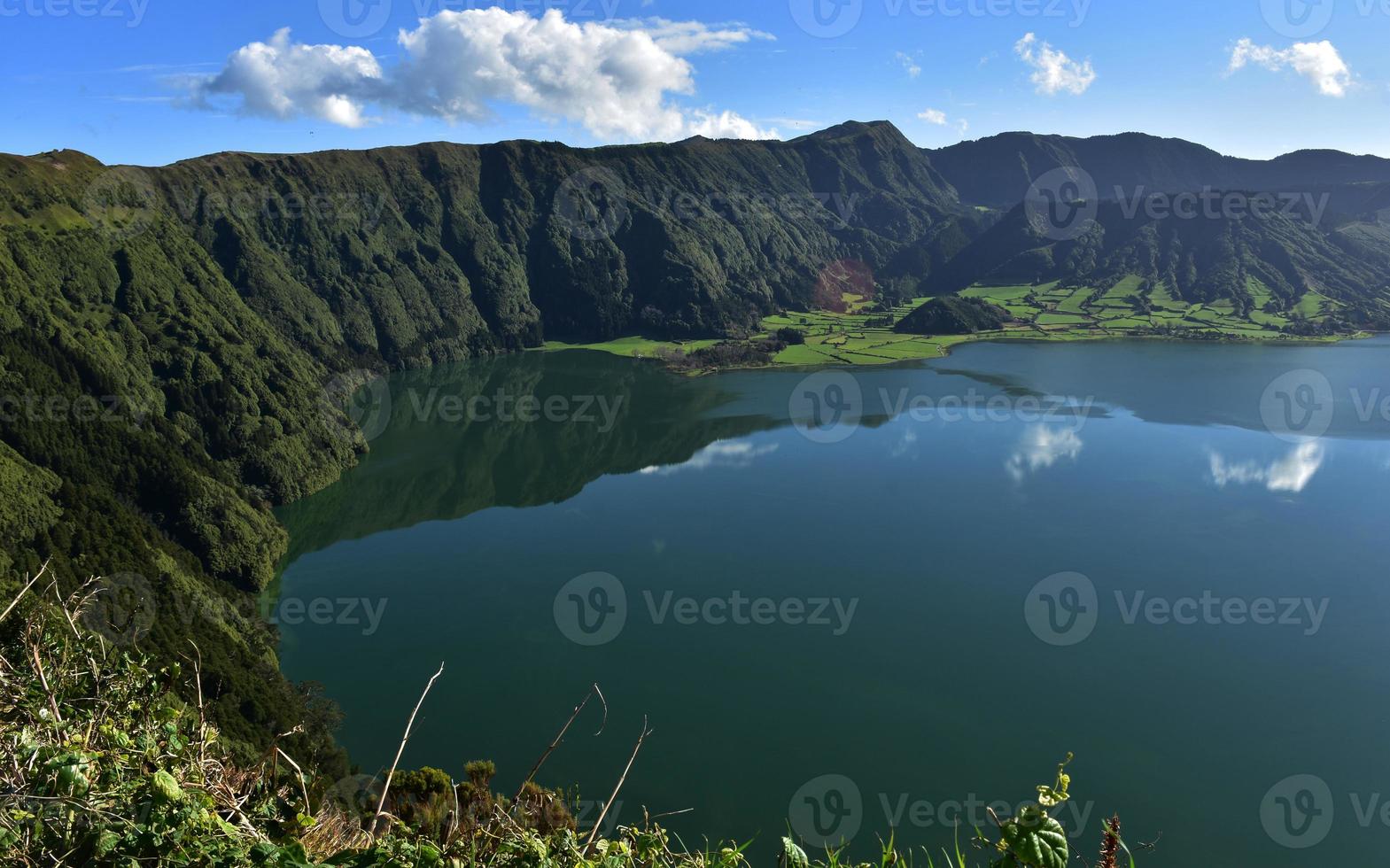 prachtige blik op het blauwe meer van sete cidades foto