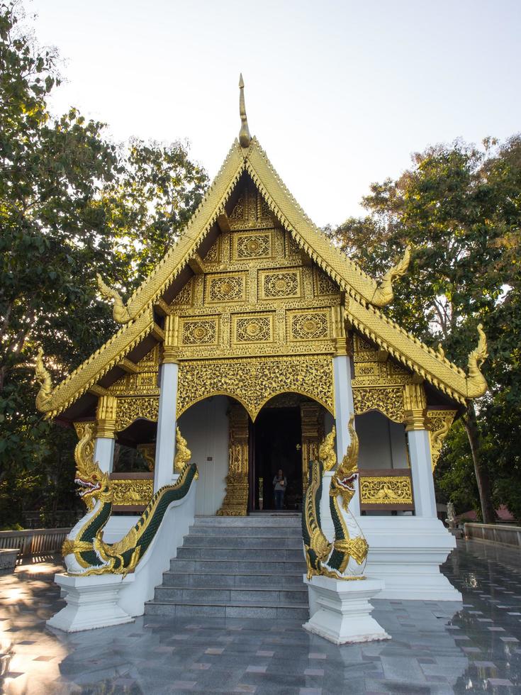 kerk van Thaise tempel met zonnestraal foto