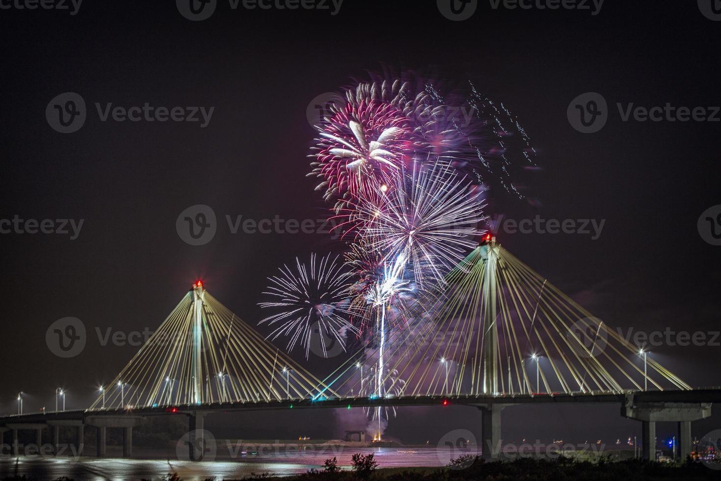 4 juli usa onafhankelijkheidsviering vuurwerk bovenop clark bridge in de grens van missouri en illinois, usa foto