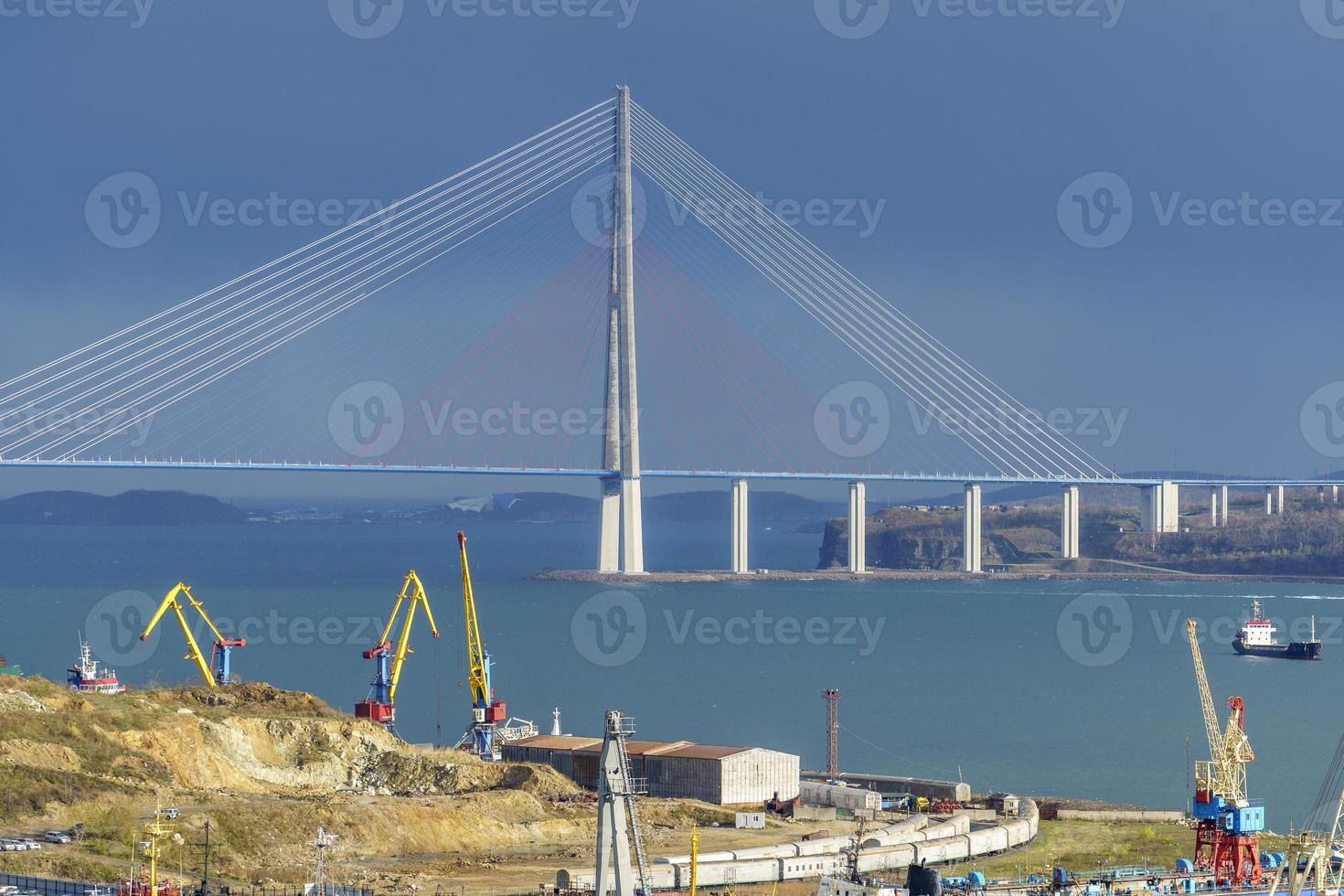 zeegezicht met uitzicht op de kustlijn en de russische brug. foto