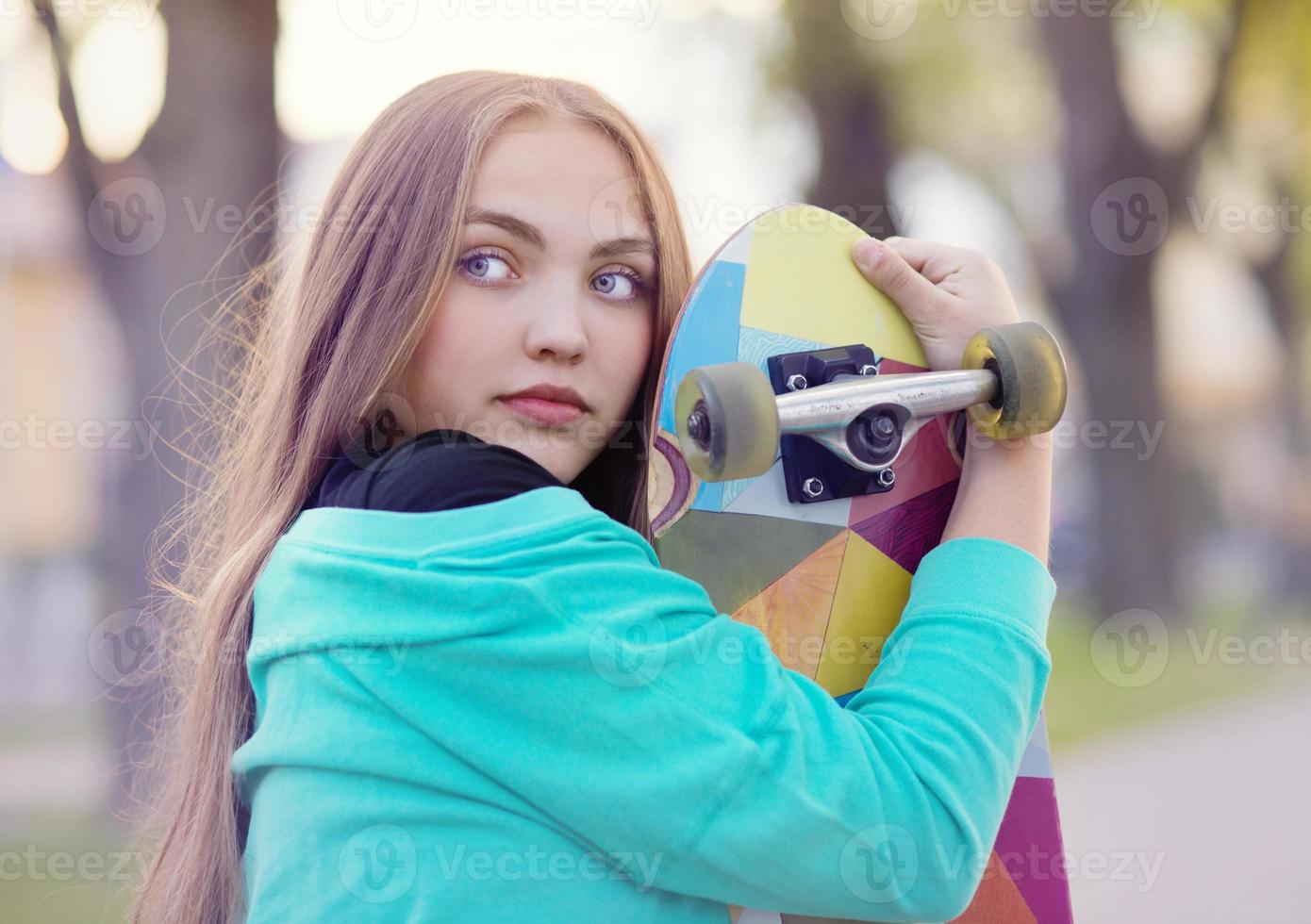 tienermeisje met skateboard foto