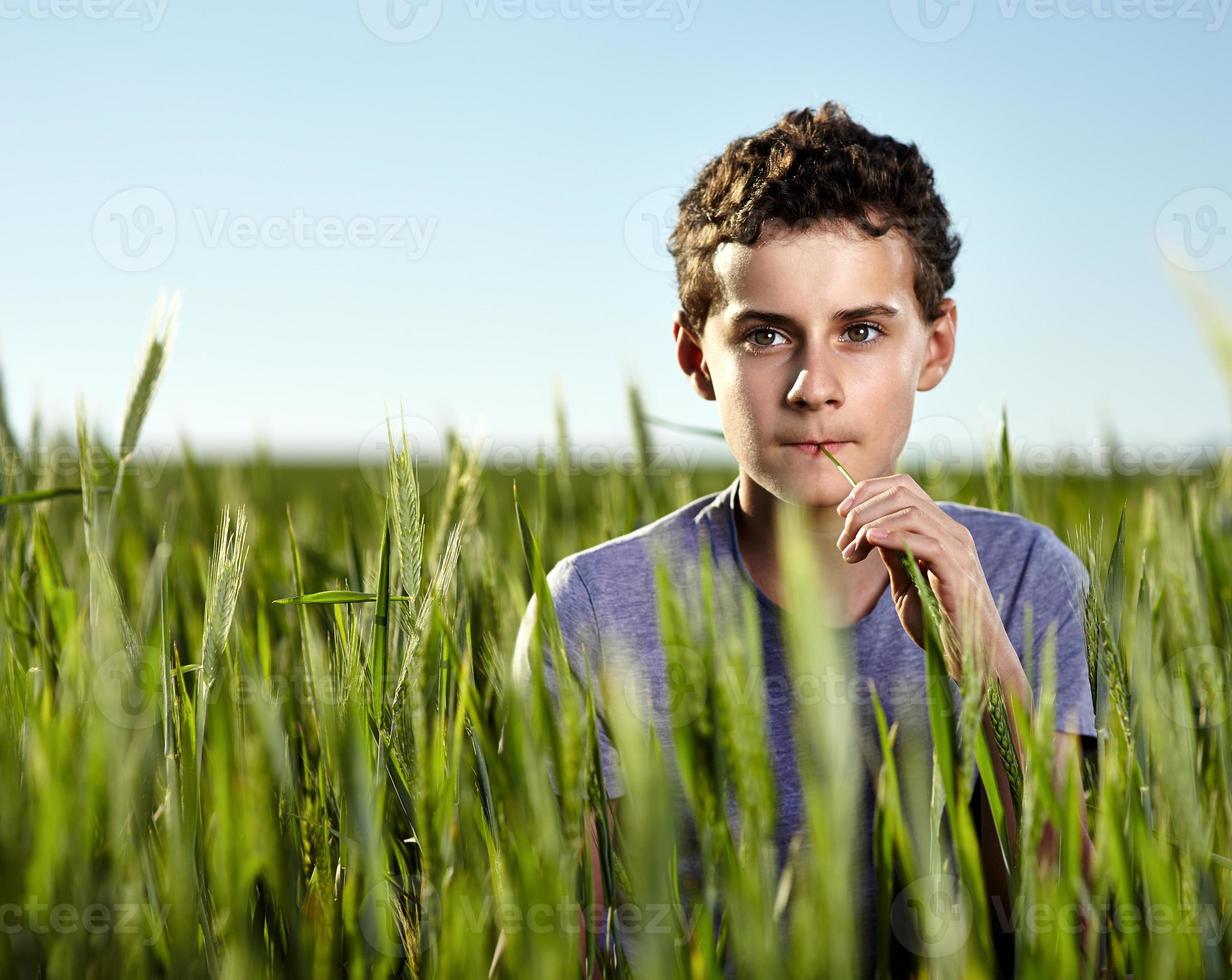 tiener in een tarweveld foto