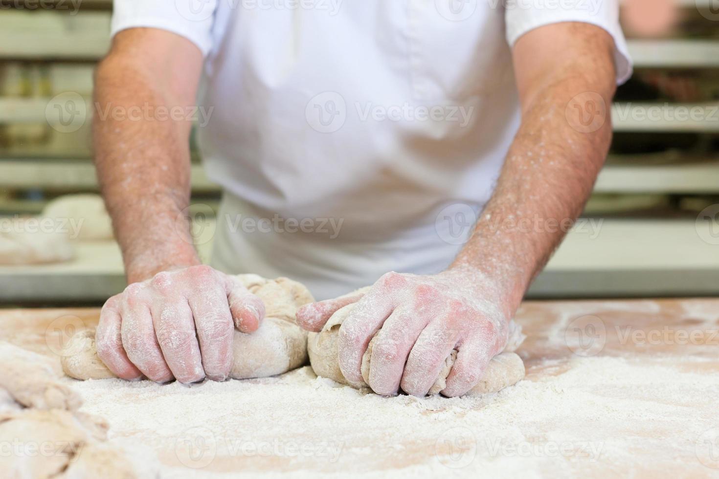 mannelijke bakker brood bakken foto