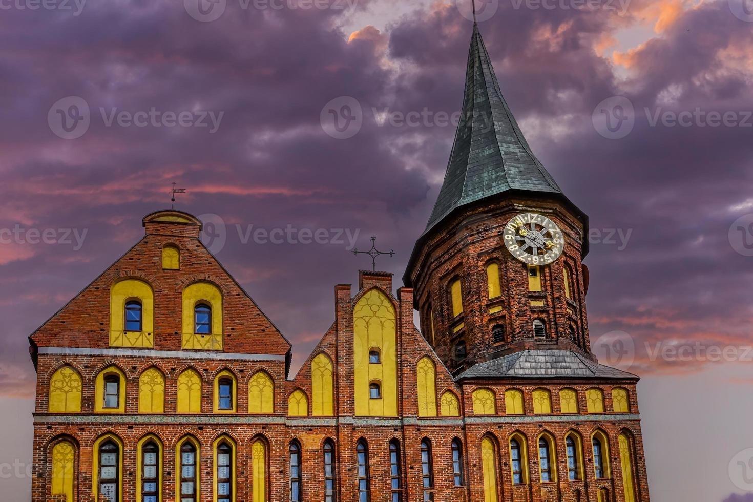 het gebouw is de kathedraal van kaliningrad tegen de hemel. foto