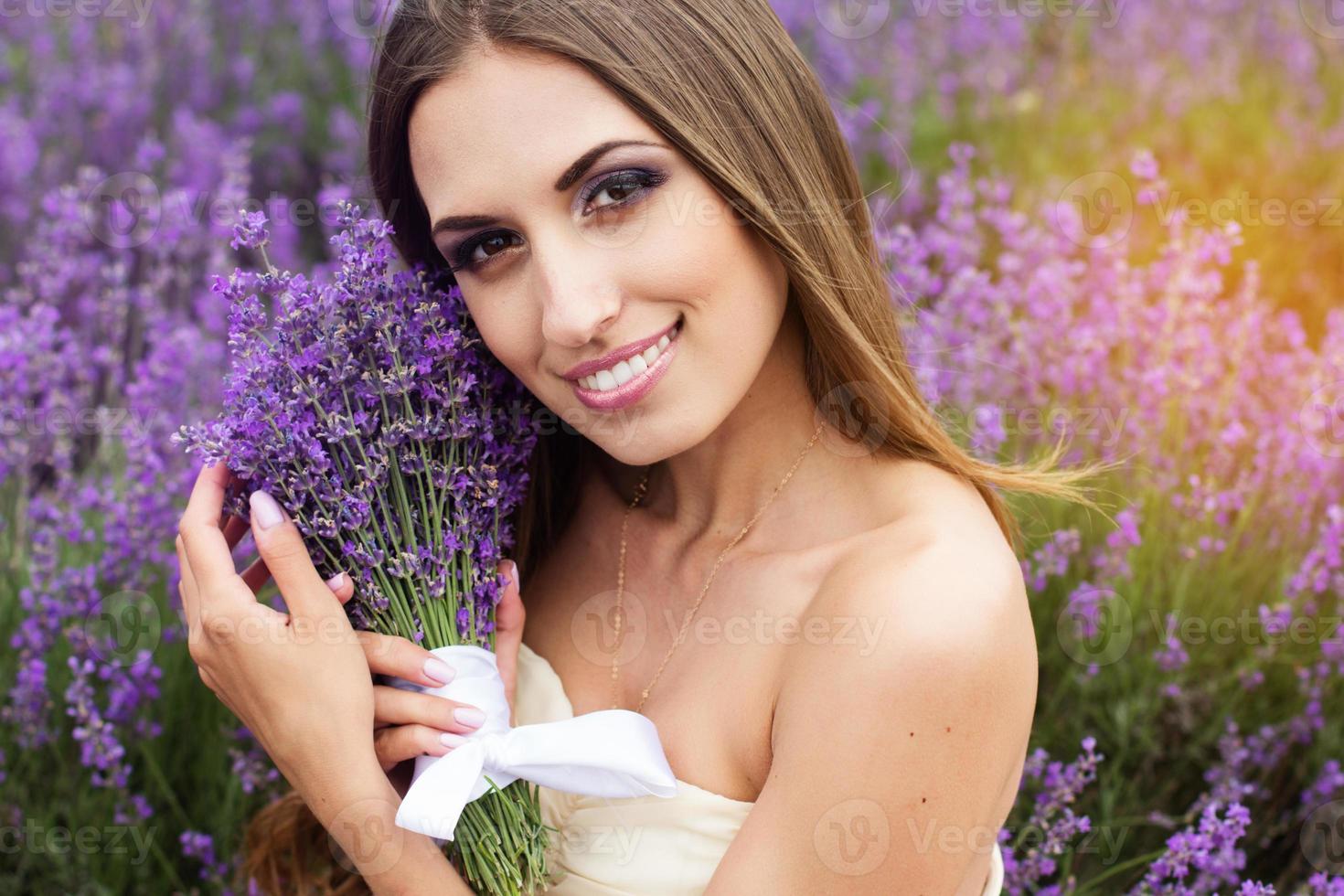 portret van meisje met fashion make-up op paarse lavendel veld foto