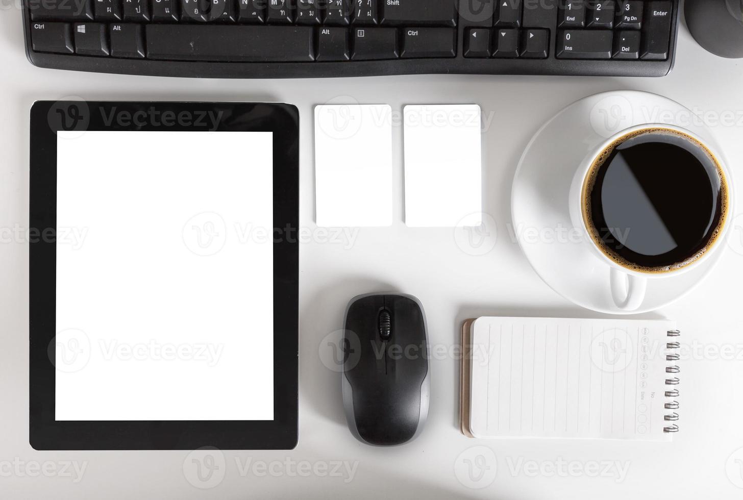 bureau tafel met computer, benodigdheden, tablet en koffie cu foto