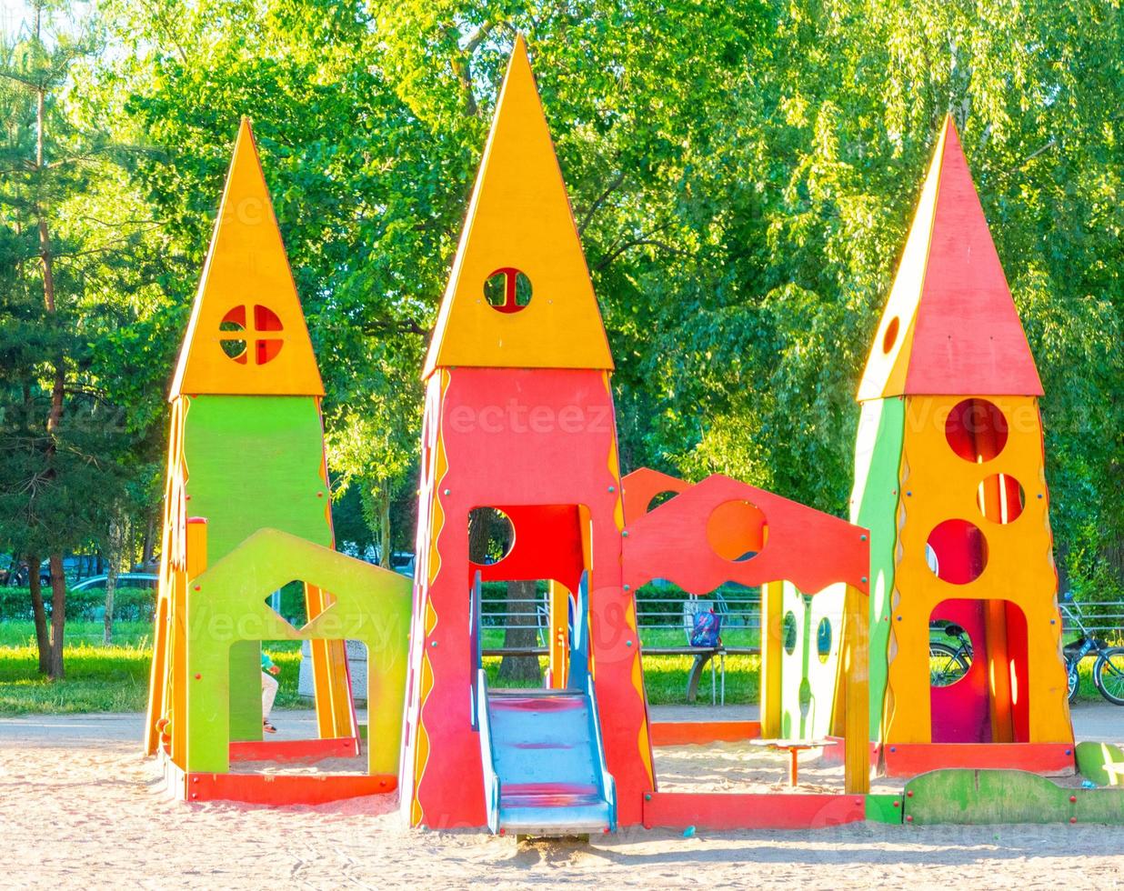 kinderachtige speeltuin in stadspark. schommel carrousel in park voor kinderen. kinderspeelplaats fel veelkleurig. moderne speeltuin voor kinderen in stadspark. kinderkleurstijl foto