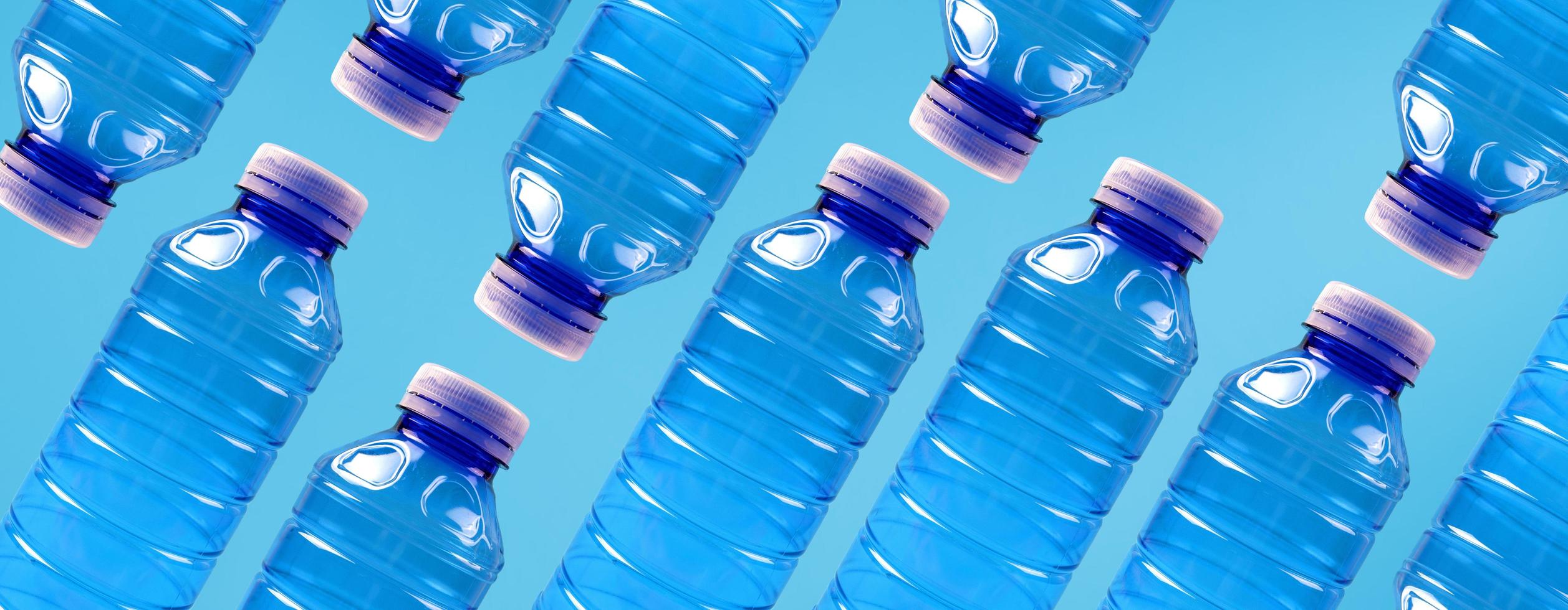 eco-banner. concept van milieubescherming en scheiding van plastic afval. plastic flessen op een blauwe achtergrond. foto