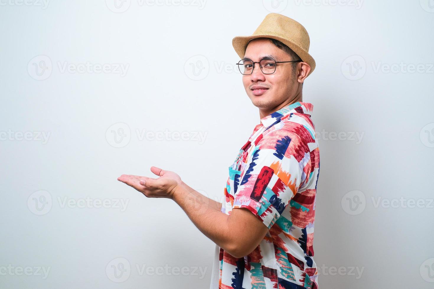 jonge knappe aziatische man met een casual strandshirt wijzend met de vingers naar de zijkant, bang en geschokt van verbazing en verbaasde uitdrukking foto