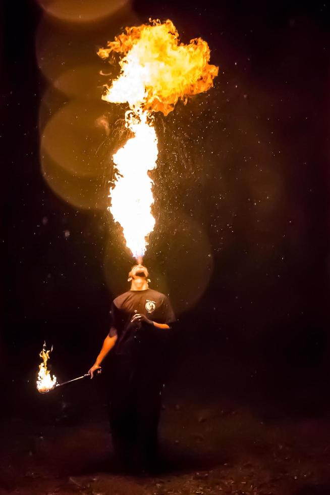 vuurshow op het openluchtfestival. kunstenaars ademen vlam uit, vuurkolom op een zwarte achtergrond - 8 juli 2015, rusland, tver. foto