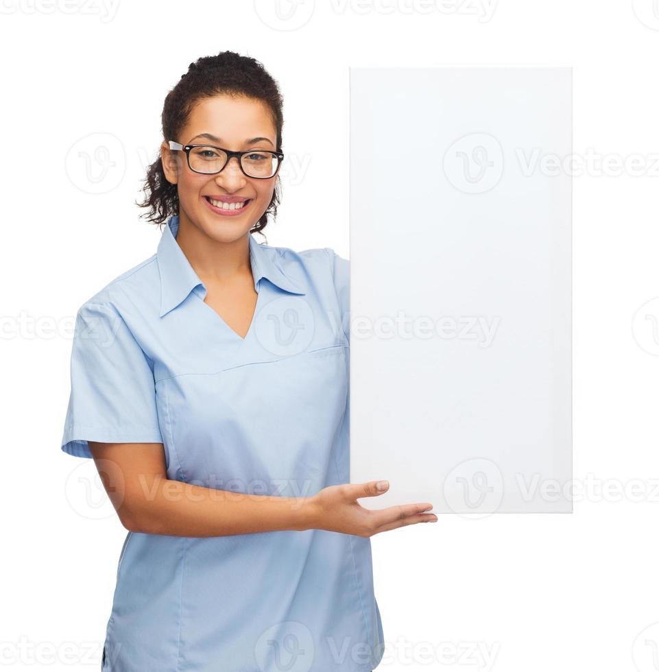 vrouwelijke arts of verpleegkundige met wit leeg bord foto