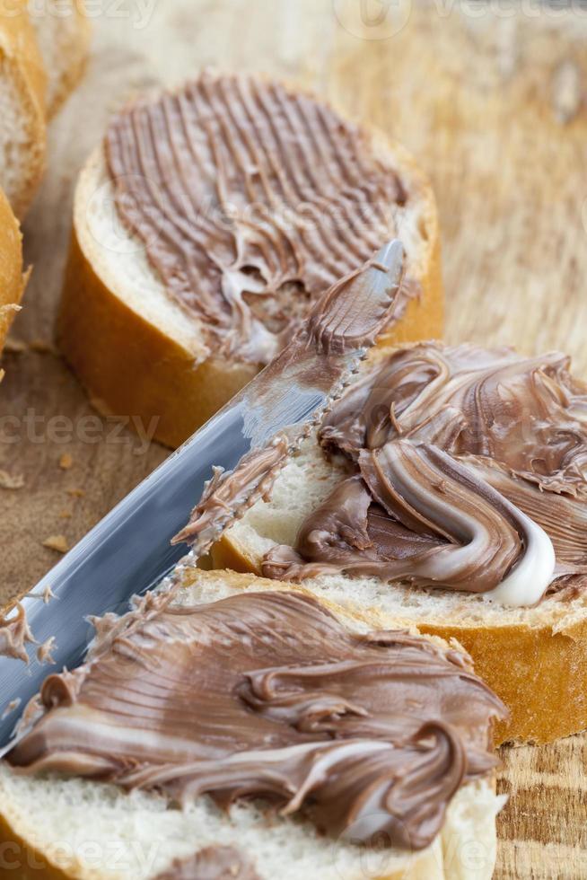 gesneden witbrood met zoete chocoladeboterpasta foto