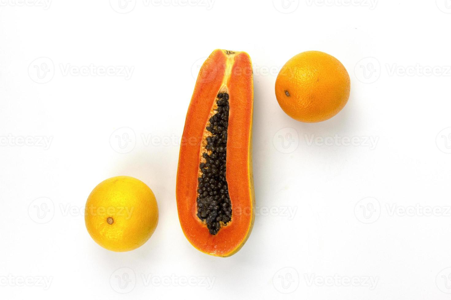 zoete sinaasappel en een stuk papaya geïsoleerd op een witte achtergrond in het midden van bg, gebruikt voor gemengd fruitontwerp foto