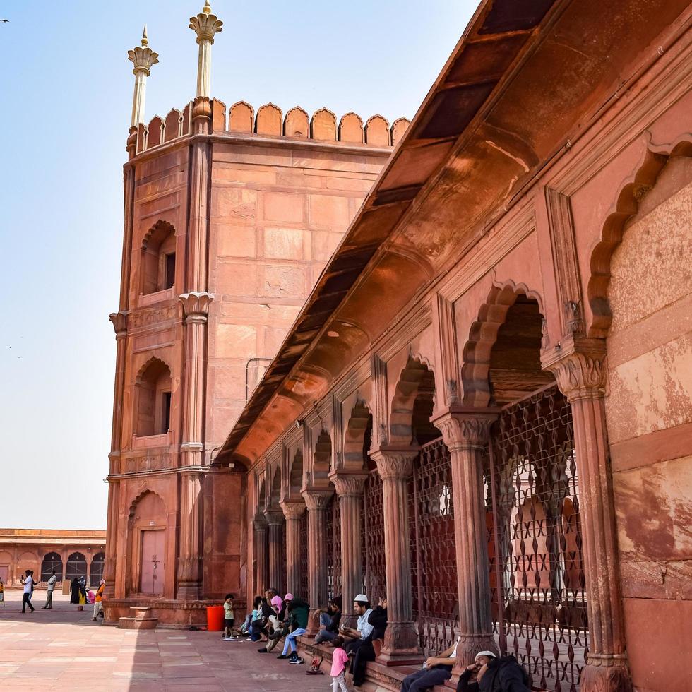 Delhi, India - 15 april 2022 - niet-geïdentificeerde Indiase toeristen die jama masjid bezoeken tijdens het ramzan-seizoen, in delhi 6, india. jama masjid is de grootste en misschien wel de mooiste moskee in India foto