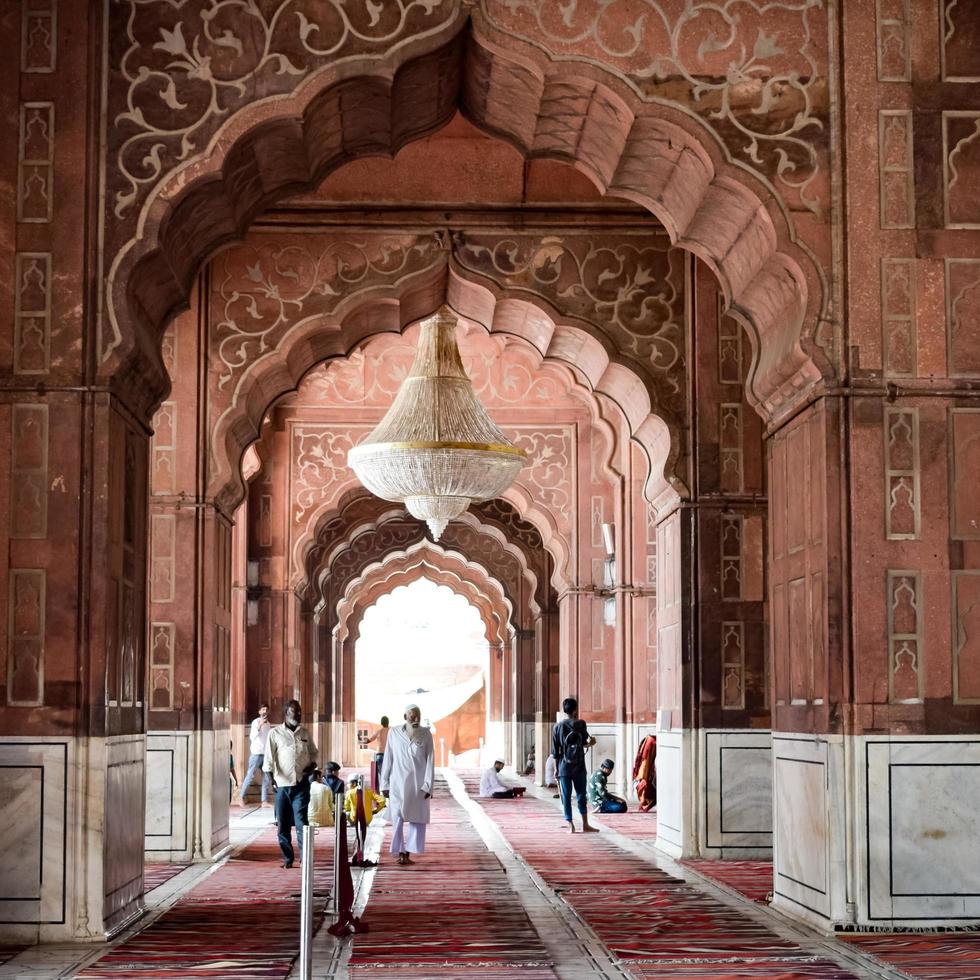 Delhi, India - 15 april 2022 - niet-geïdentificeerde Indiase toeristen die jama masjid bezoeken tijdens het ramzan-seizoen, in delhi 6, india. jama masjid is de grootste en misschien wel de mooiste moskee in India foto