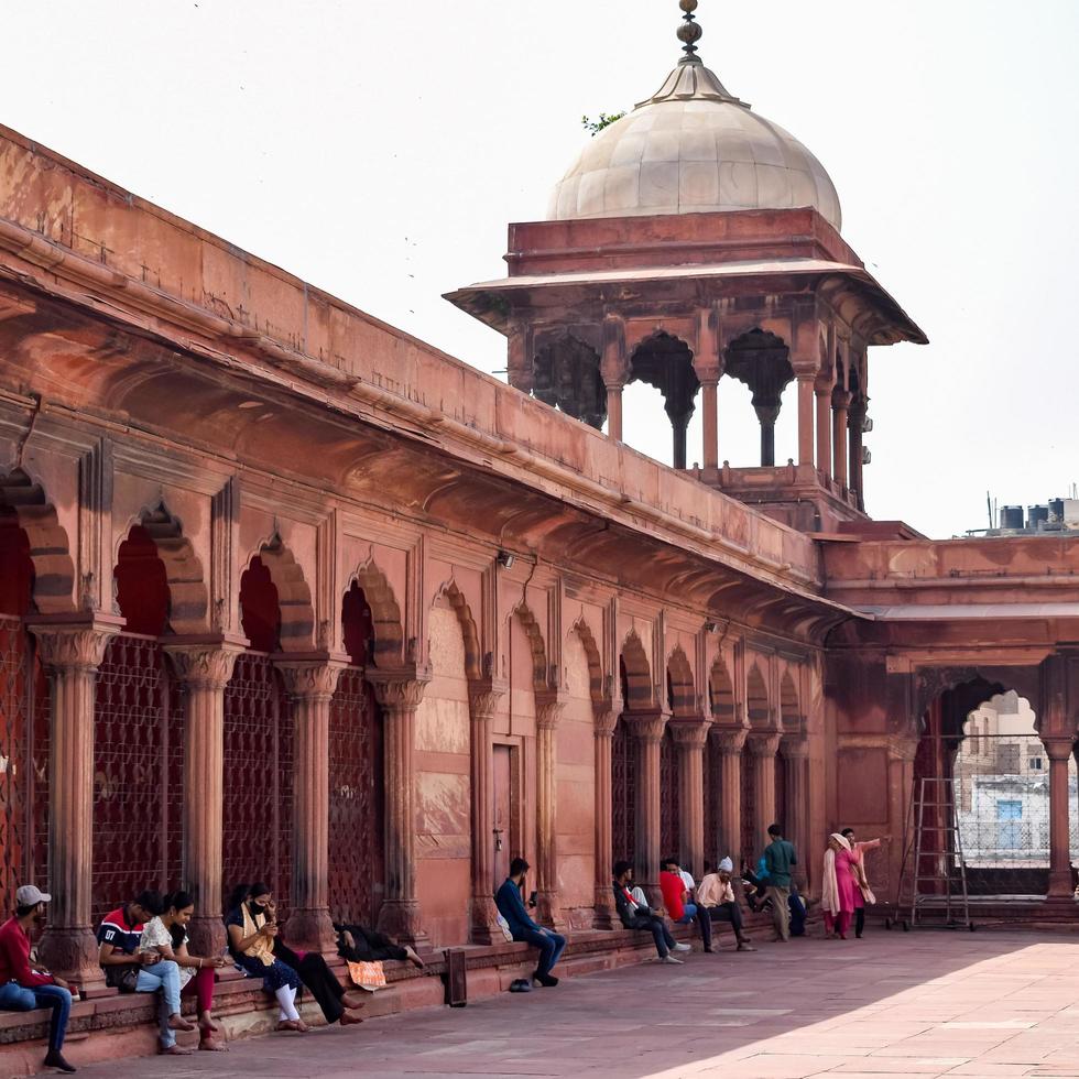 Delhi, India - 15 april 2022 - niet-geïdentificeerde Indiase toeristen die jama masjid bezoeken tijdens het ramzan-seizoen, in delhi 6, india. jama masjid is de grootste en misschien wel de mooiste moskee in India foto