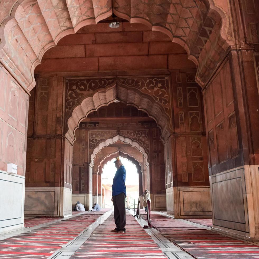 Delhi, India - 15 april 2022 - niet-geïdentificeerde Indiase toeristen die jama masjid bezoeken tijdens het ramzan-seizoen, in delhi 6, india. jama masjid is de grootste en misschien wel de mooiste moskee in India foto