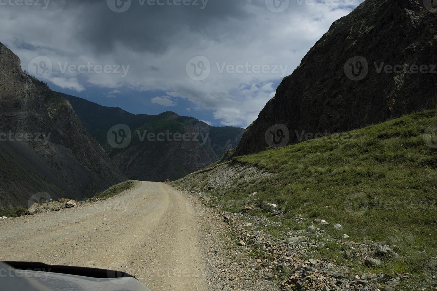 lint van de weg tussen de hellingen van de bergen op de uitgestrekte altai op een zomerdag foto