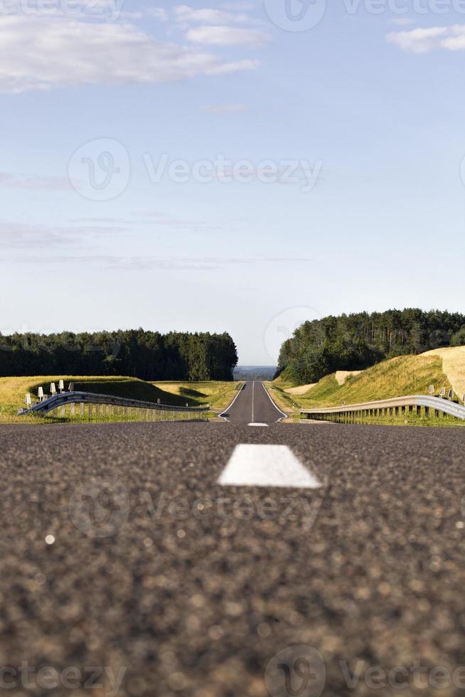 wegmarkeringen met witte lijn foto