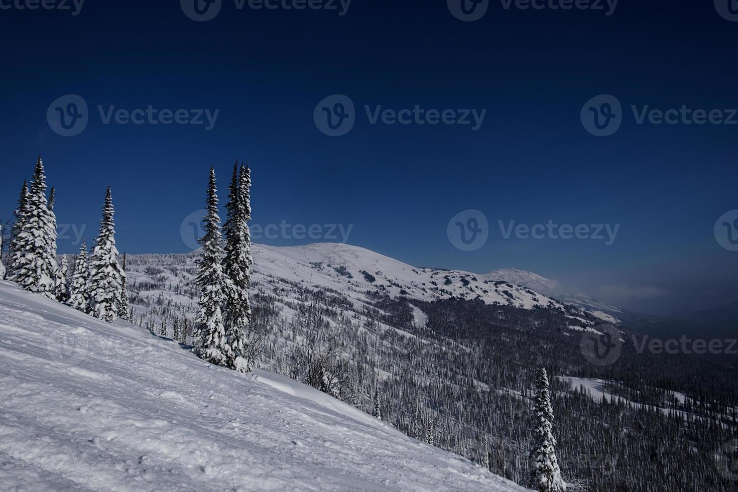 zonnige winterochtend in de bergen van sheregesh op de skipiste foto