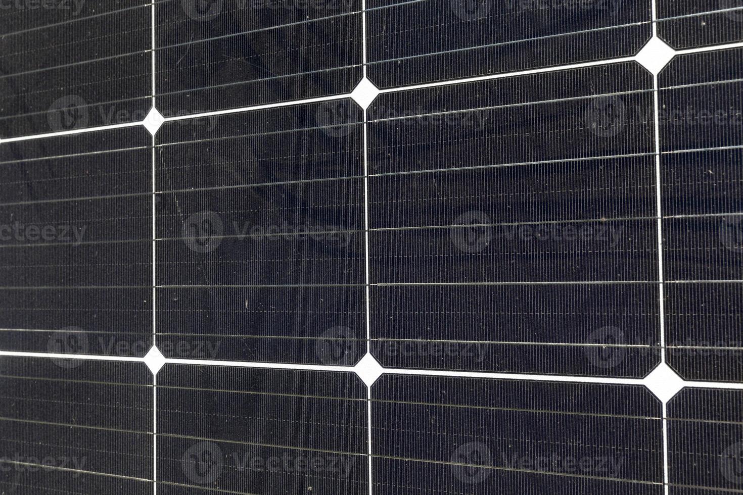 zwarte zonnepanelen verlicht door zonlicht foto