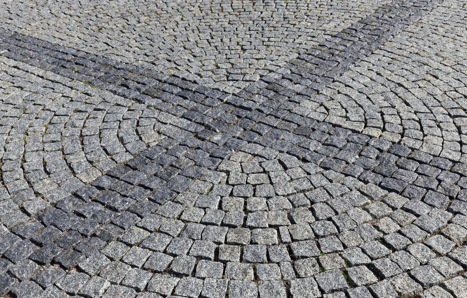 een moderne weg gemaakt van kasseien en stenen foto