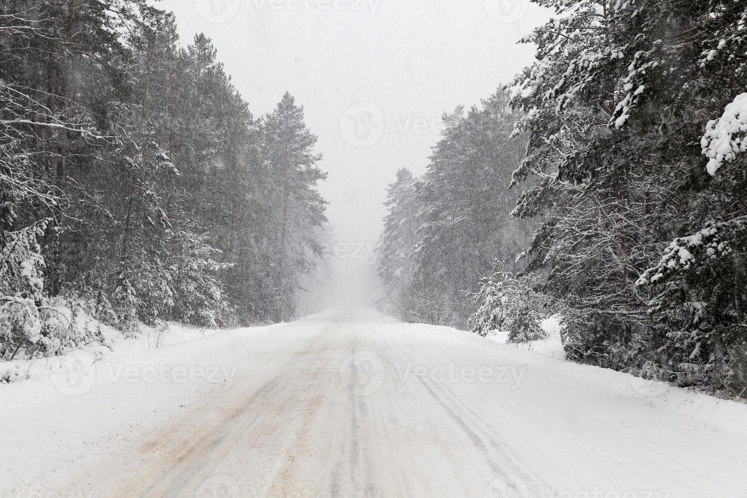 winterweg onder de sneeuw foto