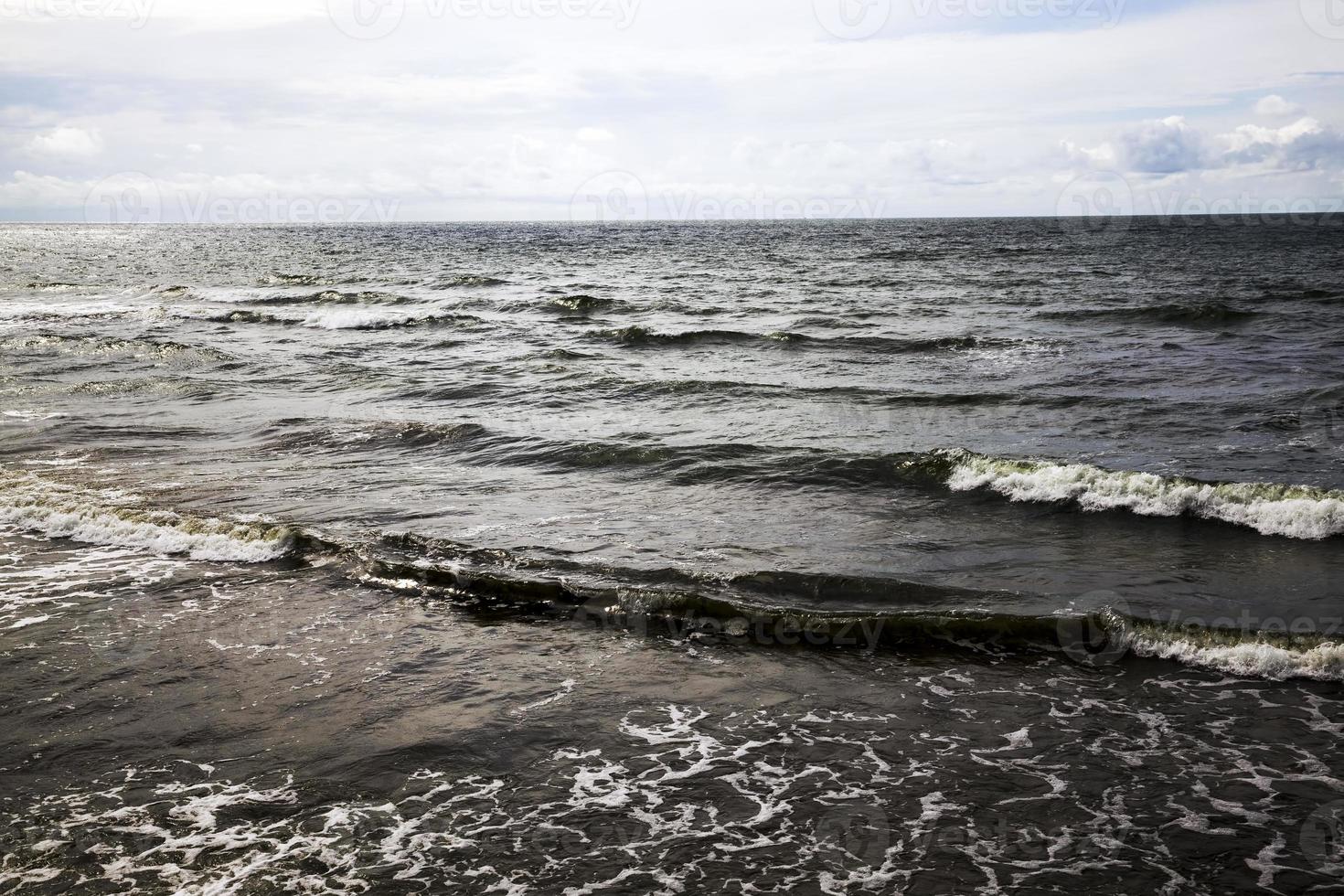 zeekust met veel golven van winderig weer foto