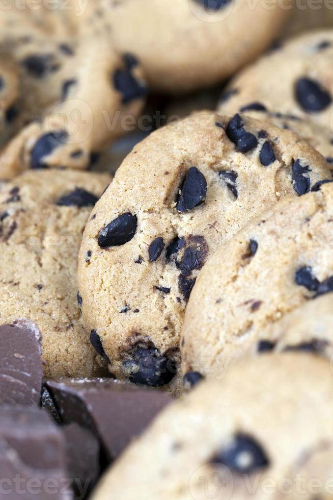 havermoutkoekjes en grote stukken zoete chocolade foto