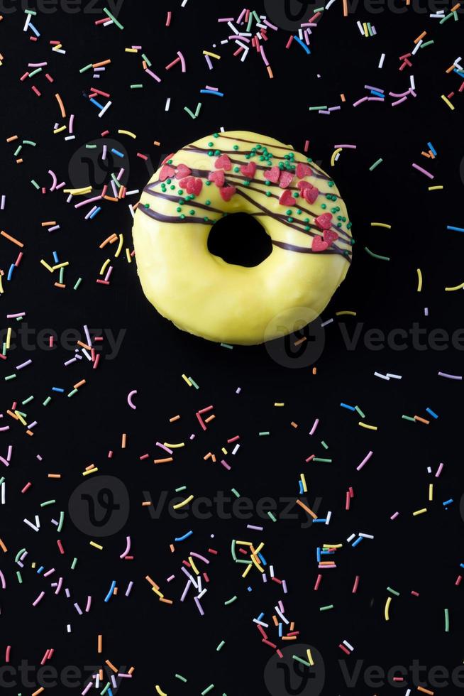 heerlijke donuts met chocolade omhulde vulling foto