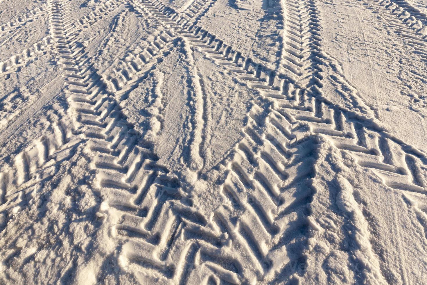 een weg bedekt met sneeuw in de winter foto