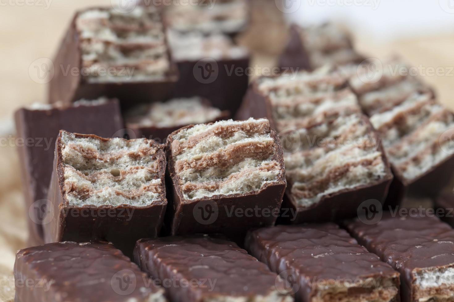 close-up van chocoladesuikergoed en knapperige meelwafels foto