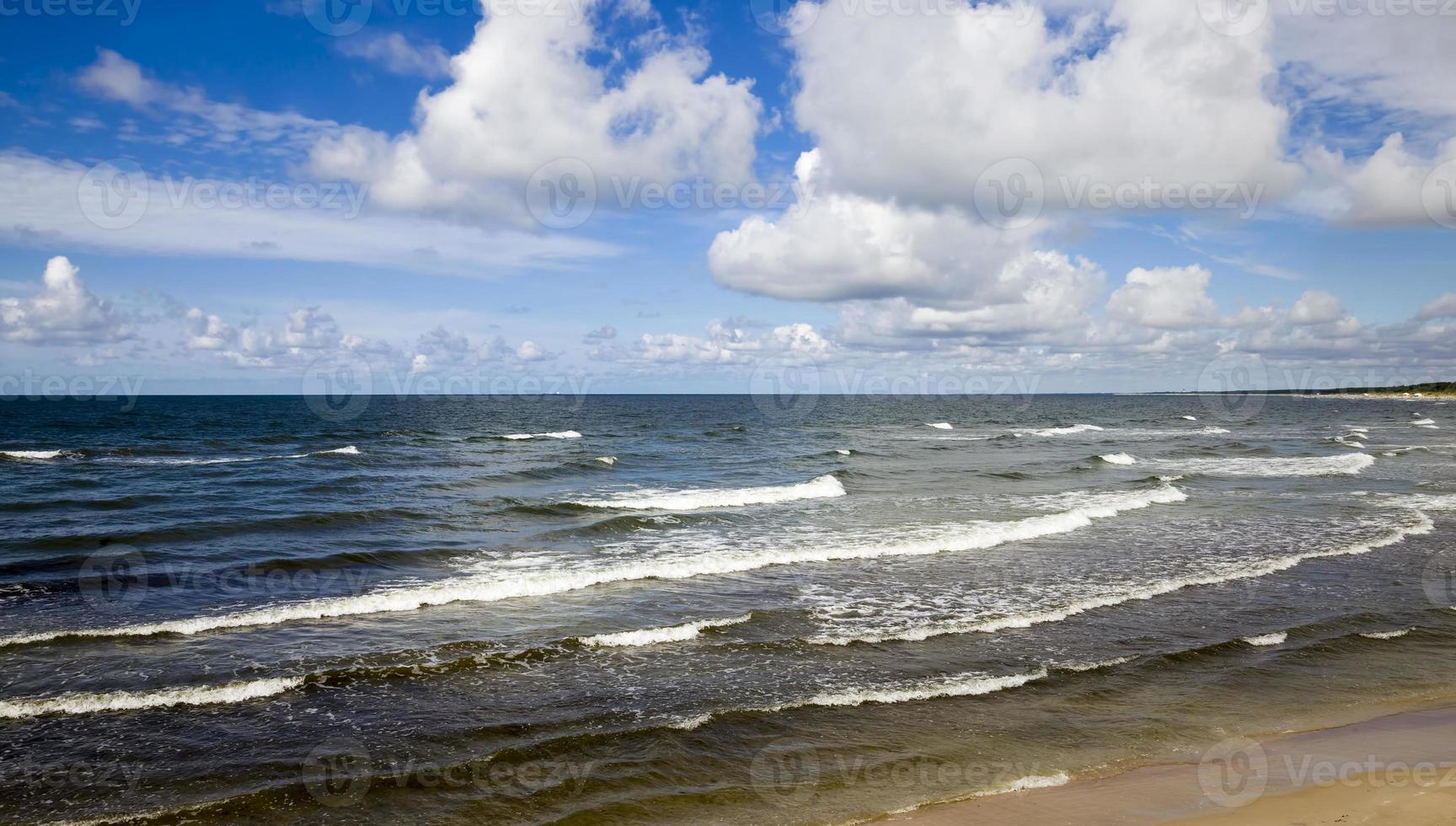 zeekust met veel golven van winderig weer foto