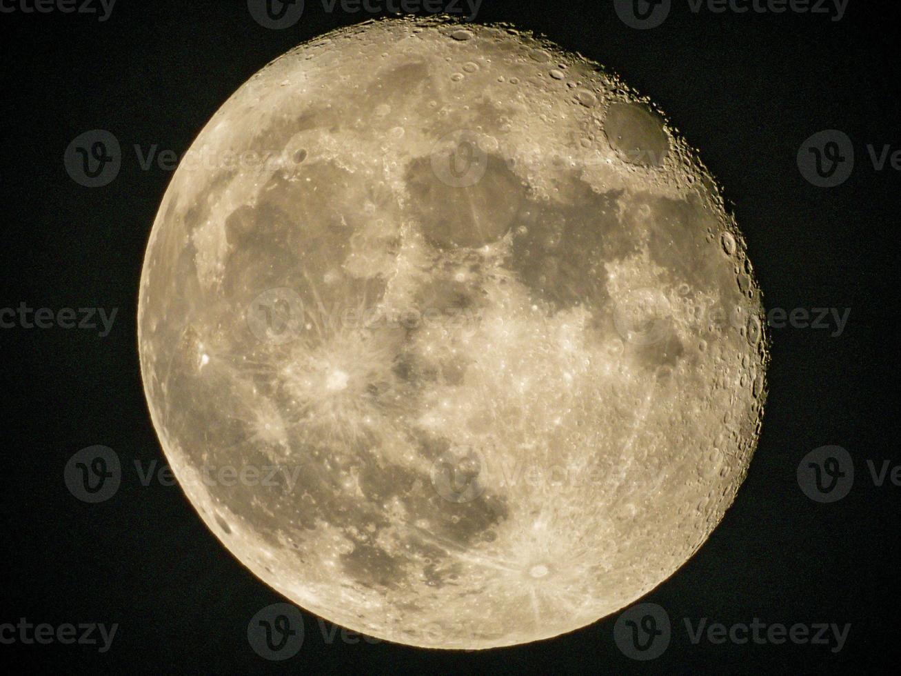 volle maan aan de donkere hemel foto