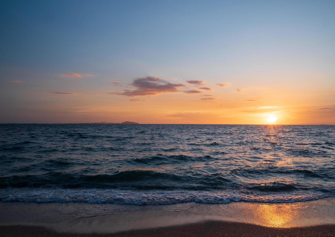 landschap gezichtspunt panorama zomer zee wind Golf koel vakantie kalmte kust zonsondergang hemel licht oranje gouden avond dag kijk kalm natuur tropisch mooi zee water reizen bangsaen strand thailand foto