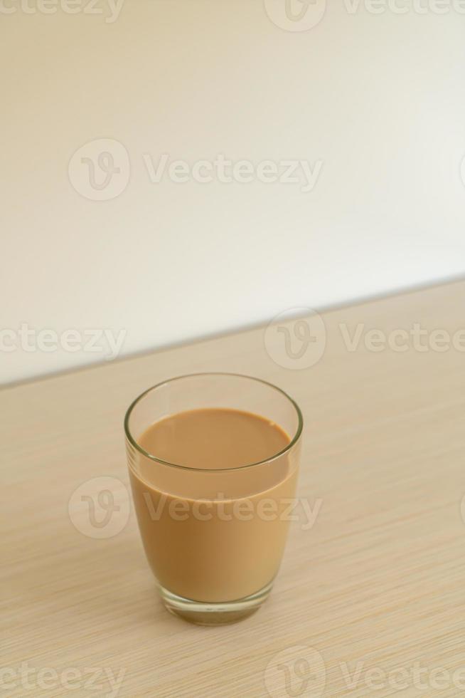 koffie latte glas met kant-en-klare koffieflessen foto