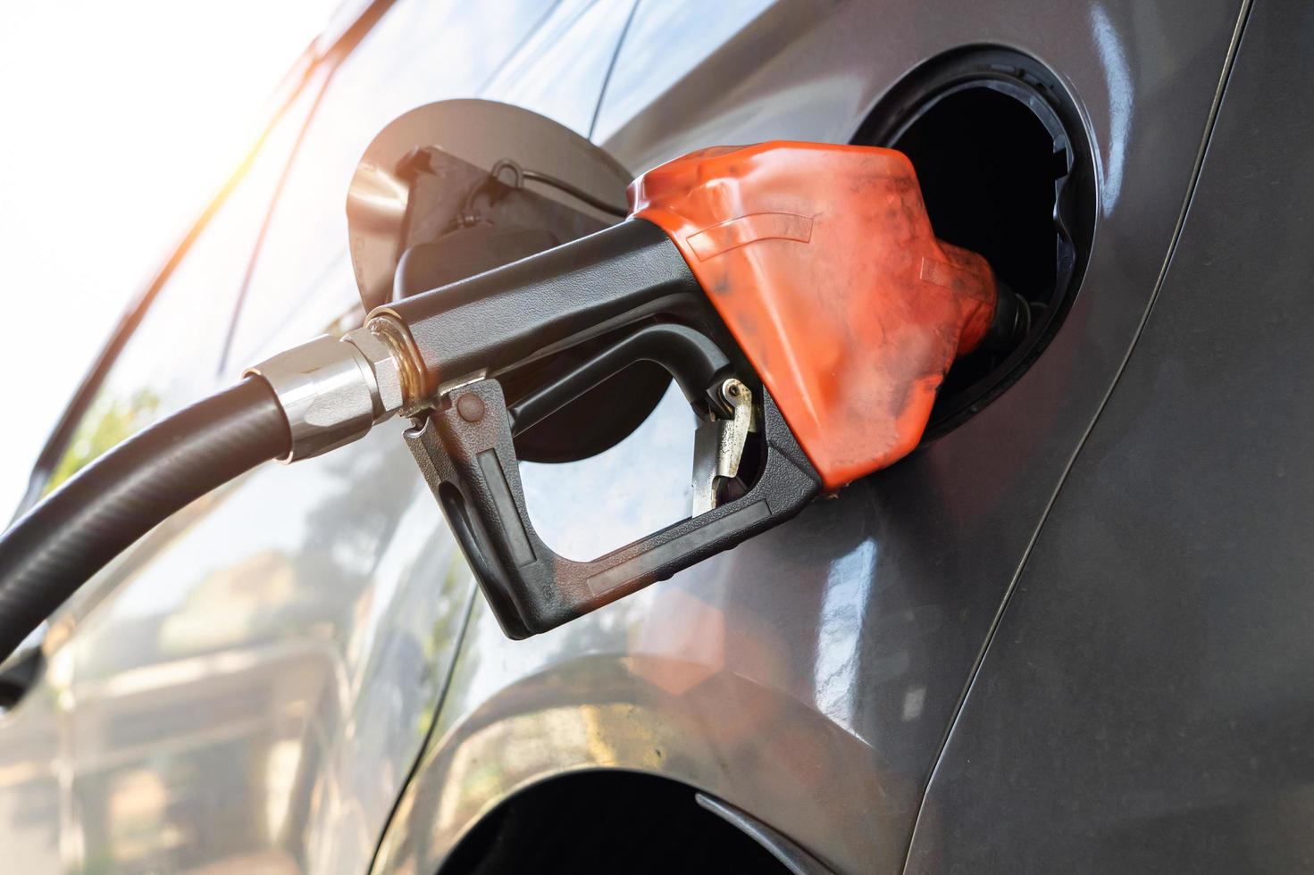 tanken bij tankstation, tanken met benzine foto