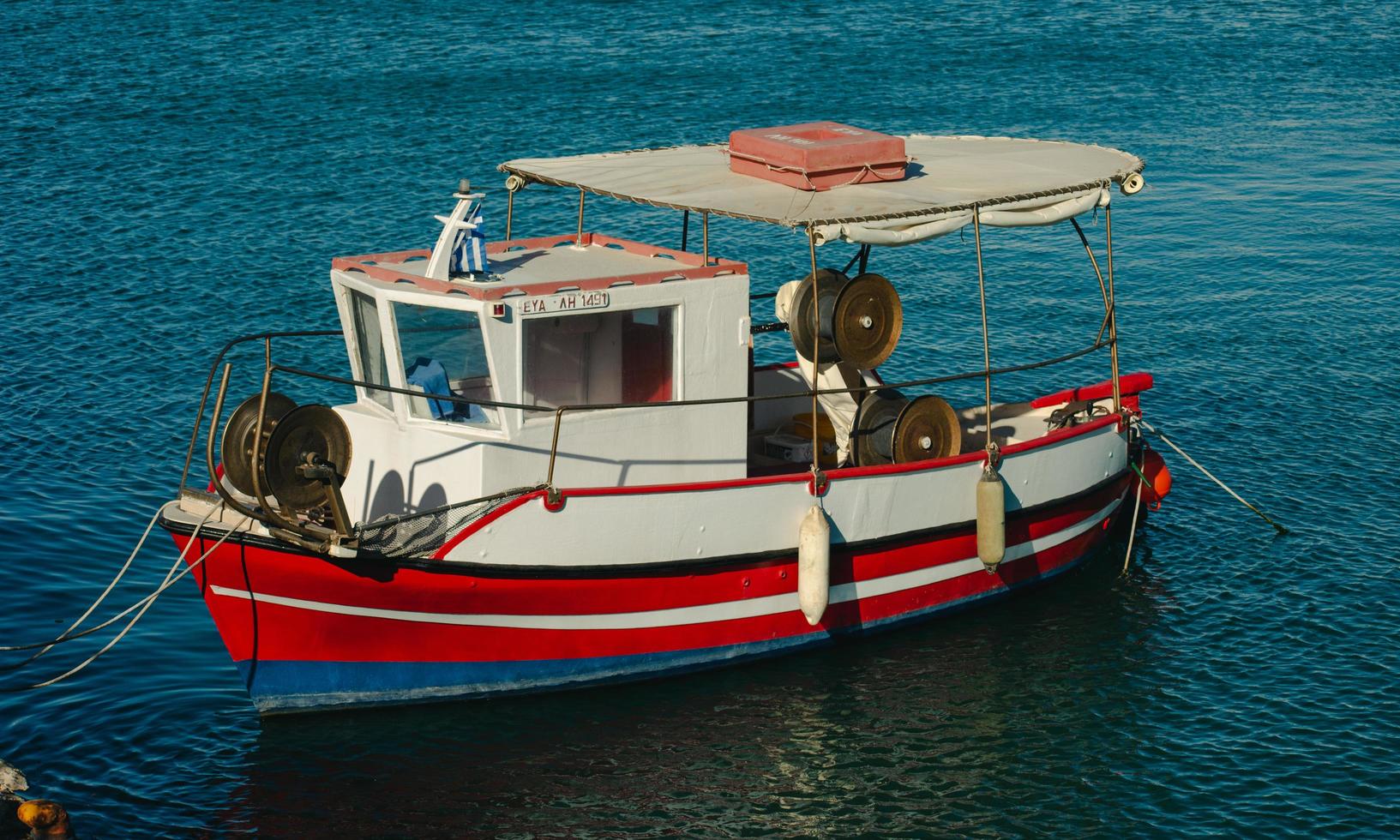 kleurrijke vissersboot foto