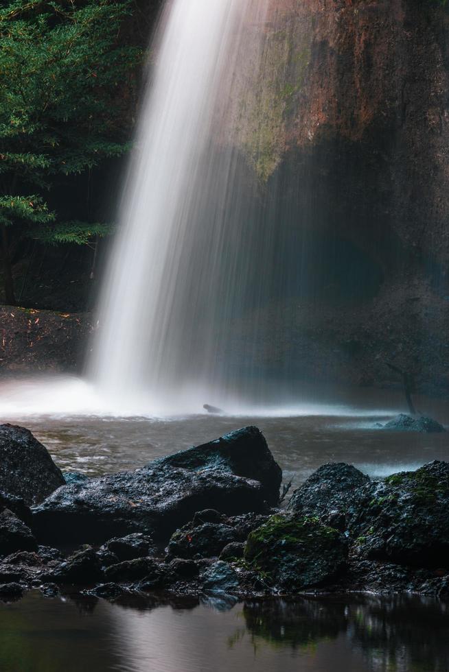 een natuurlijke waterval in een groot bos midden in de prachtige natuur. foto