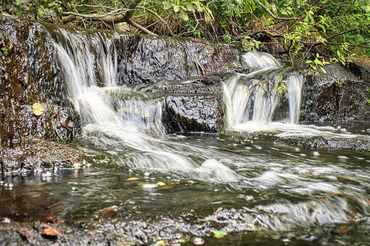 Zweedse beek, rivieren met kleine en grote watervallen foto