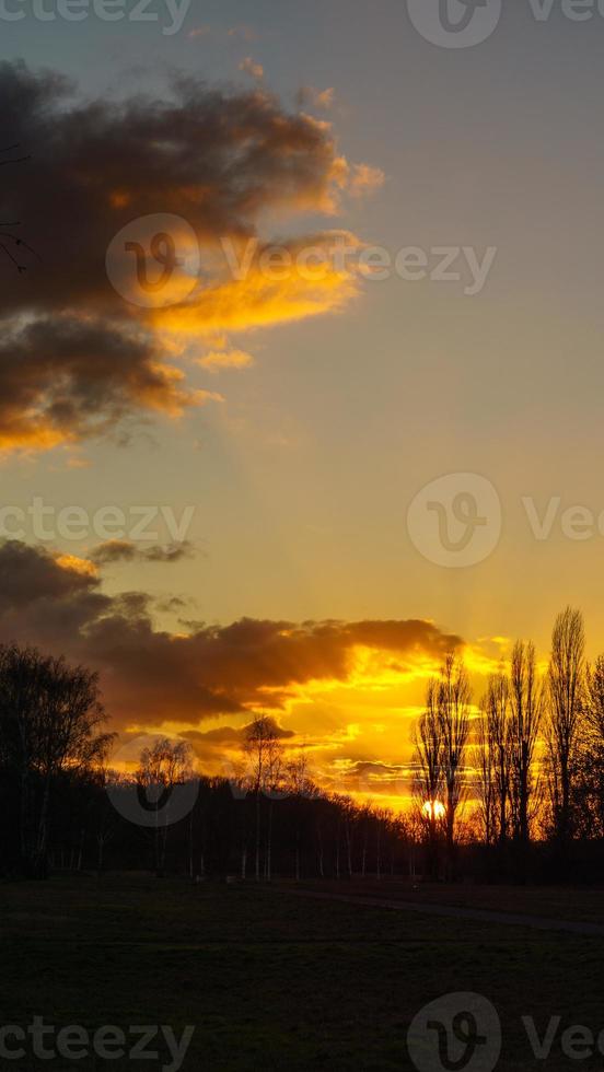 ondergaande zon aan de rand van berlijn. de lucht lijkt te branden. foto