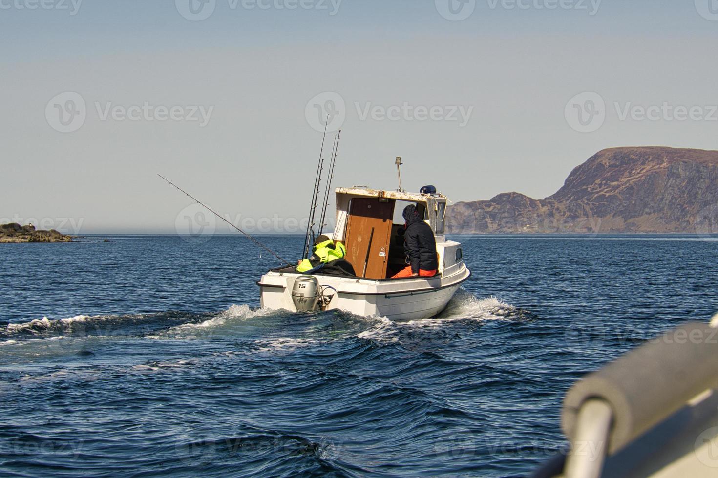visreis in een kleine kotter op de Atlantische Oceaan in noorwegen. aan de fjord foto