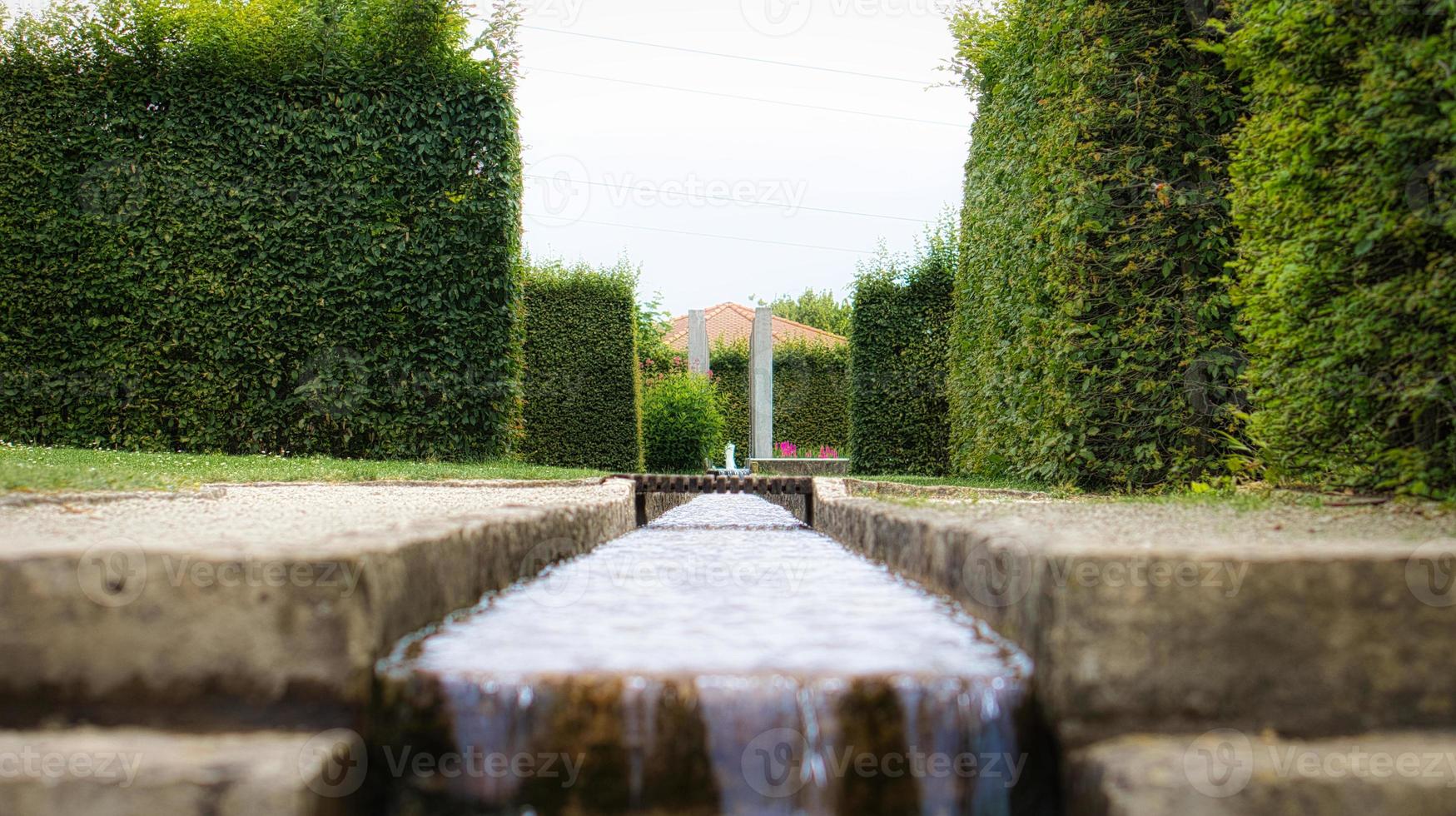 waterval over een stenen trap. een stroom die door een park stroomt. waterdruppels foto