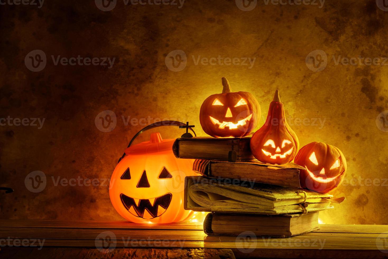 halloween pompoenen van de nacht spookachtig op houten foto