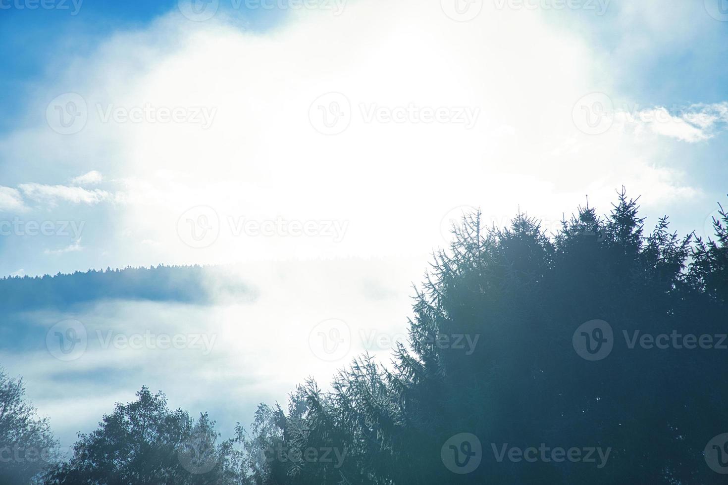 zonsopgang met mist in de vroege ochtenduren. foto