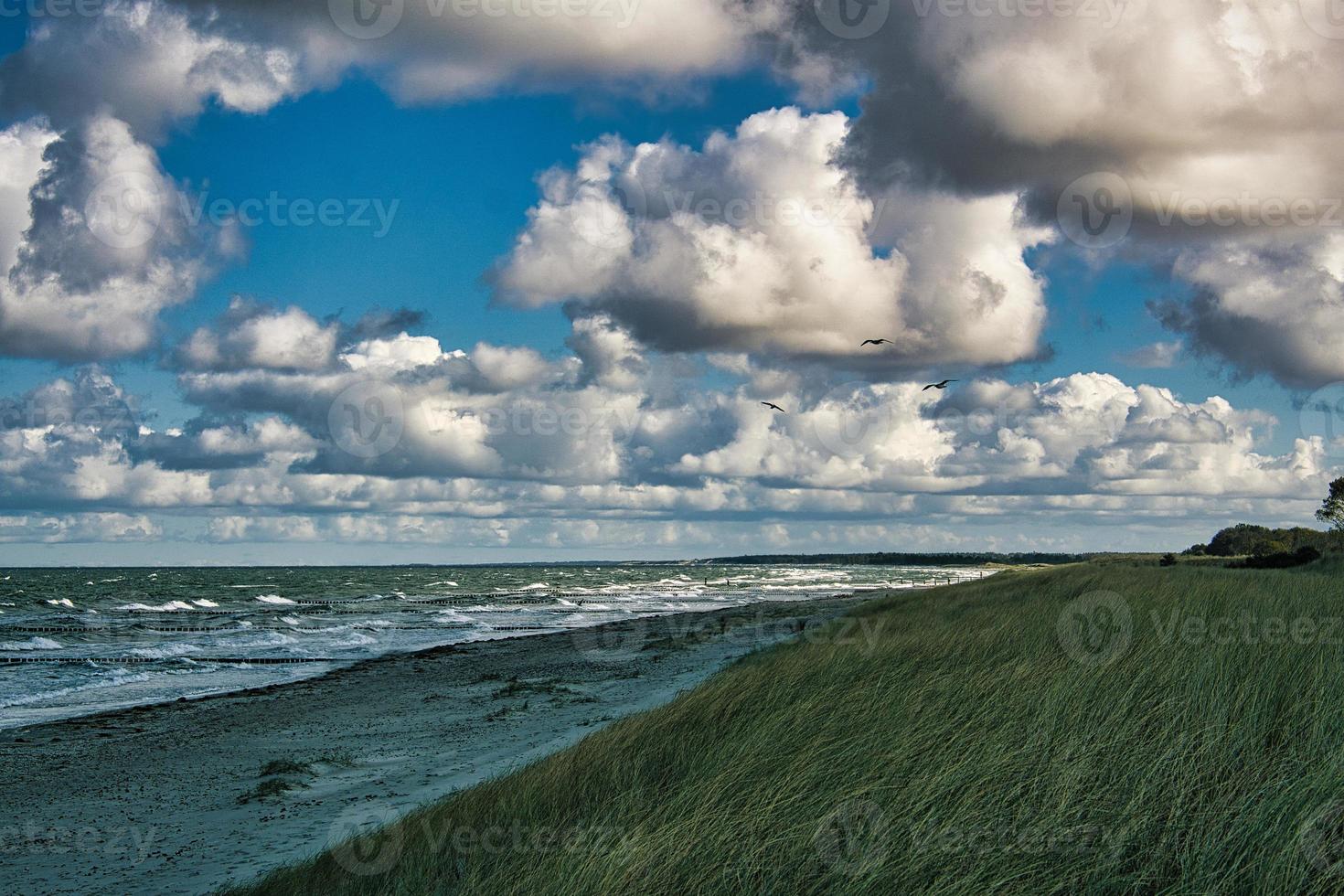 aan de Oostzee strand met wolken, duinen en strand foto