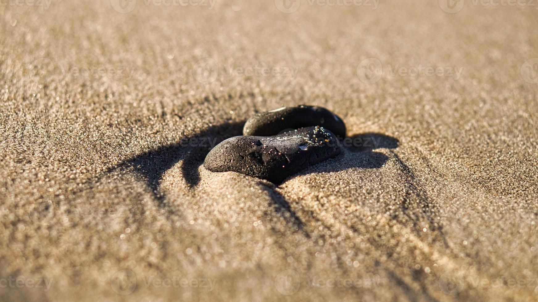 hartvormige steen in het zand van het strand aan de Oostzee foto